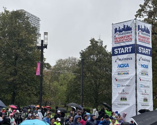 Rekordfeld im Dauerregen: Leonardo Ortolano und Marie Kreft sind Hessische Marathonmeister
